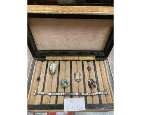 A COLLECTION OF VINTAGE JEWELLERY TO INCLUDE SEED PEARL MORNING BROOCHES, STICK PIN, WHITE METAL RING ETC 