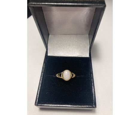 A 9 CARAT GOLD OPAL RING IN A PRESENTATION BOX 