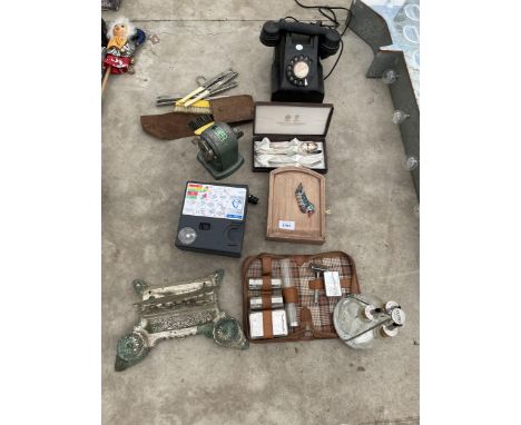 AN ASSORTMENT OF VINTAGE ITEMS TO INCLUDE A ROTARY DIAL TELEPHONE, AN INK WELL AND A GROOMING SET ETC 
