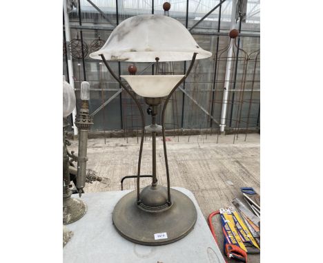 A DECORATIVE VINTAGE STYLE BRASS EFFECT LAMP WITH GLASS SHADE 