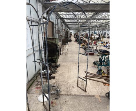 A VINTAGE GALVANISED METAL GARDEN ARCH WAY (H:227CM W:120CM) 
