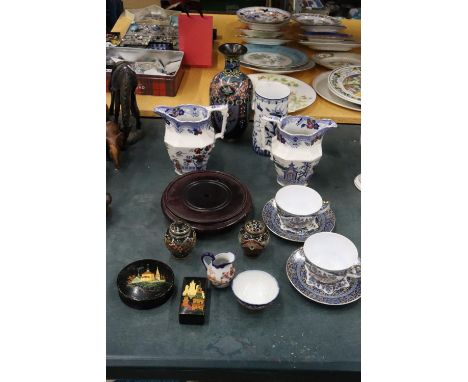 A QUANTITY OF VINTAGE CERAMICS TO INCLUDE RUSSIAN BOXES, ORIENTAL PATTERNED JUGS, CLOISONNE VASE AND SMALL URNS - A/F, CUPS A