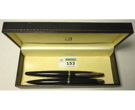 Alfred Dunhill fountain pen with nib stamped 18K/750 and a matching propelling pencil (boxed) Condition Report Click here for