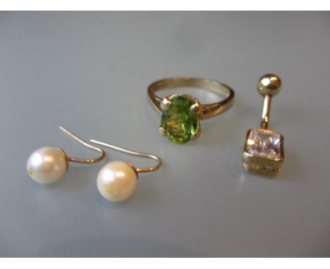 Pair of 9ct cultured pearl earrings, 9ct gold body piercing bar and a 9ct peridot set ring