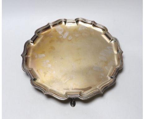 An Elizabeth II silver salver with pie crust border, Mappin &amp; Webb, London, 1985, 31.9cm, 29.6oz.