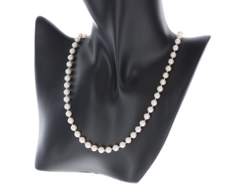 Cultured Akoya pearl necklet necklace, with 6mm matching pearls of good lustre, 18k yellow gold clasp, 21.1gm, 18" long appro