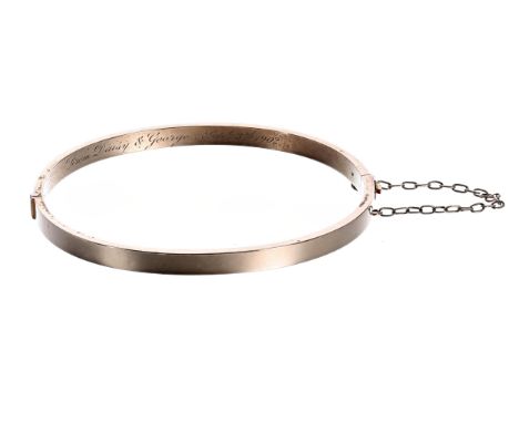 15ct yellow gold hinged bangle with safety chain,&nbsp;6.9gm, 61mm 
