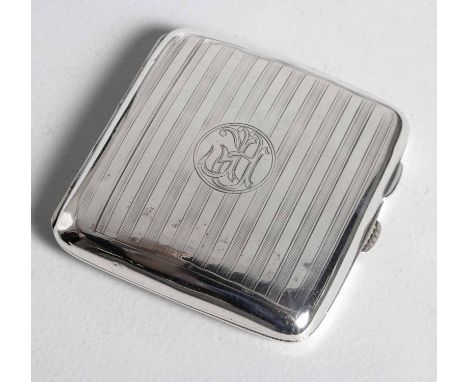 The hinged engine turned cover engraved PF8,5cm wide, 82g