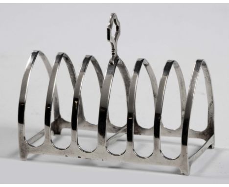 Rectangular, the open handle above seven arched bars on bracket feet9cm high, 83g