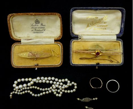 Early 20th century gold garnet brooch, signet ring and gold bar brooch, all 9ct, platinum wedding band and a cultured pearl n