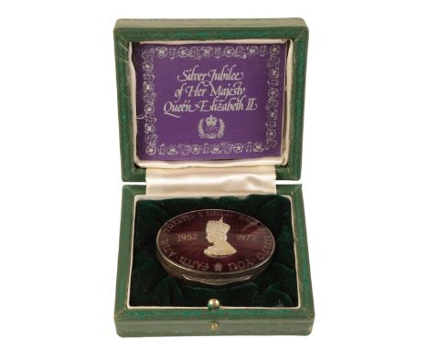 AN ELIZABETH II SILVER JUBILEE OVAL TRINKET BOX by Toye, Kenning and Spencer, Birmingham 1977, the lid with radiating guilloc