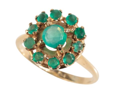 AN EMERALD CLUSTER DRESS RING on a yellow gold shank, ring size L