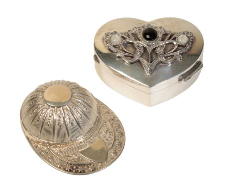AN ELIZABETH II SILVER JOCKEY CAP CADDY SPOON of 18th Century design by Francis Howard, Sheffield 1971, embossed with stars a