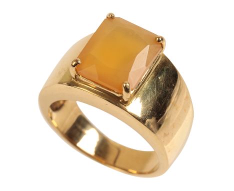 A GENTLEMANS AFRICAN FIRE OPAL DRESS RING on an 18ct yellow gold shank, ring size W (c.13.7grams total weight)