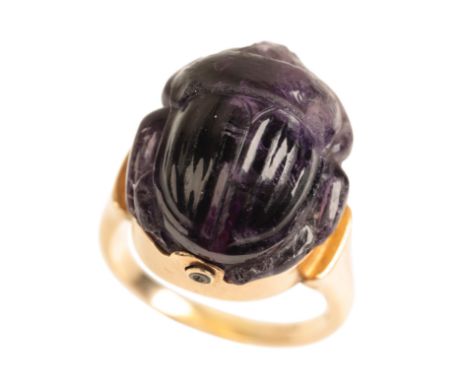 AN AMETHYST CARVED "SCARAB BEETLE" RING the mount stamped "18RC", the shank stamped "15C", ring size P (c.10.8grams)