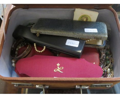 SUITCASE CONTAINING LARGE QUANTITY OF COSTUME JEWELLERY, PEARL AND PEARL TYPE NECKLACES, ETC. 