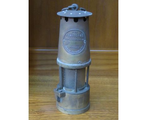 VINTAGE 'THE PROJECTOR LAMP AND LIGHTING CO' BRASS MINERS LAMP, APPROXIMATELY 25cm HIGH 