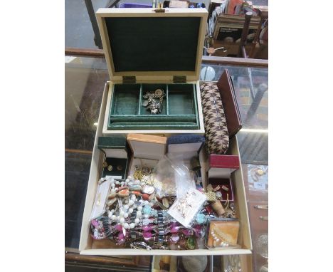 VINTAGE JEWELLERY CASKET AND VARIOUS COSTUME JEWELLERY INCLUDING SILVER AND OTHER COSTUME JEWELLERY 