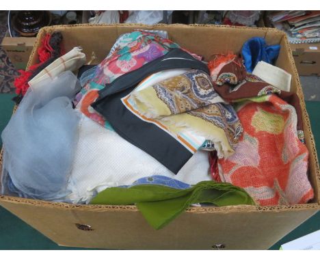 BOX CONTAINING VARIOUS VINTAGE LINENS 
