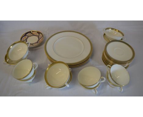 Royal Doulton 'Clarendon' part dinner service & 2 Masons saucers