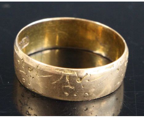 A lady's late Victorian 18 carat gold wedding band, sponsor Edward Vaughton, Chester, 1898, size J/K, 2.3g.