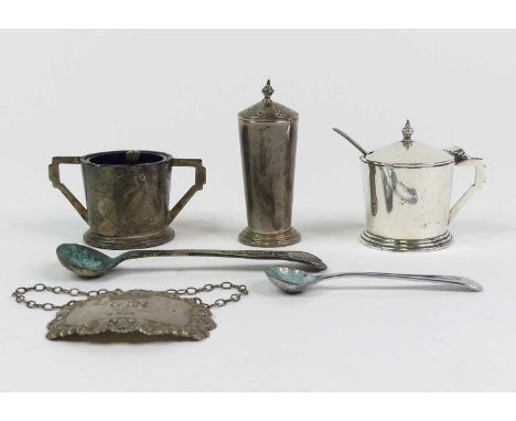 A George VI silver three piece cruet, comprising a mustard, open salt, pepperette, h.7.5cm, and spoons, Sanders &amp; Mackenz