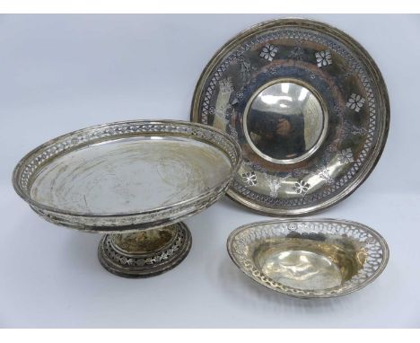 A George V silver comport on stand, Mappin &amp; Webb Ltd, Sheffield 1926, 13.7ozt, together with a white metal dish of pierc
