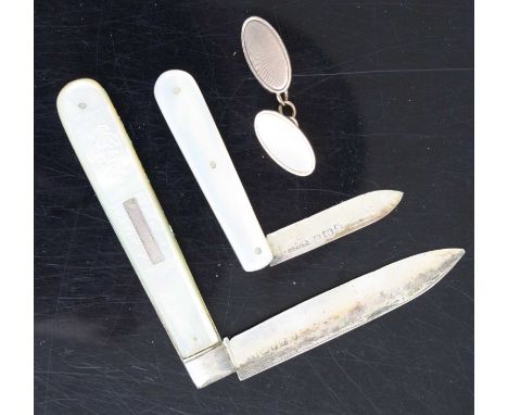 A single 9ct gold engine turned cufflink, 3.5g, together with two silver and mother of pearl bound pocket fruit knives (3)