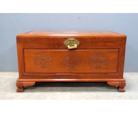 Chinese camphor wood trunk 88 x 52x x44 cm.     Lock mechanism broken as seen in image. Scratches, wear and small knocks cons