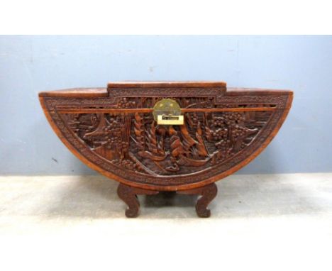 Chinese camphorwood trunk 104 x 58 x51 cm.     Chips marks and scratches consistent with age and use. Tray fitted to interior