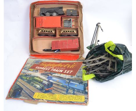0 GAUGE: A collection of vintage 0 gauge related railway trainset items to include an incomplete Mettoy Express Train Set (wi
