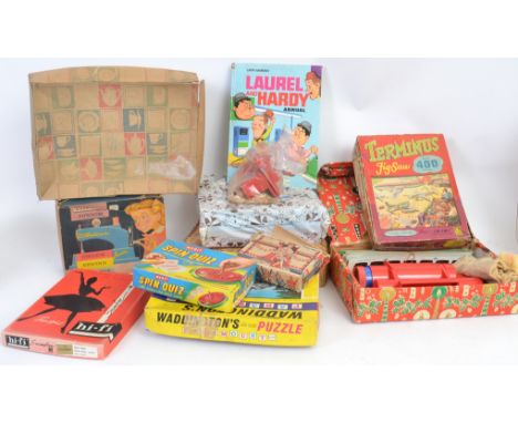 TOYS & GAMES: A good mixed lot of assorted vintage toys and games to include a Vulcan Junior sewing machine (in box), a Laure