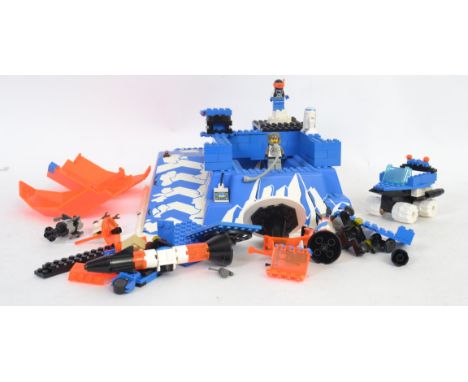 LEGO: An original vintage loose Lego set 6983 Ice Station Odyssey - unboxed, and likely incomplete. With some minifigures, an