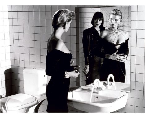 Helmut Newton (Berlin 1920 - Los Angeles 2004). Familiäre Begegnung. Silbergelatineabzug. 40,5 x 50,5 cm. Ungerahmt. Verso mi