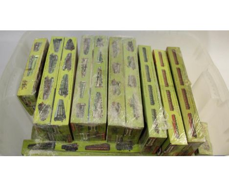 KITMASTER - BOXED RAILWAY KITS 23 boxed railway kits including 17 locomotives and 6 coach kits, including City of Truro, Fren