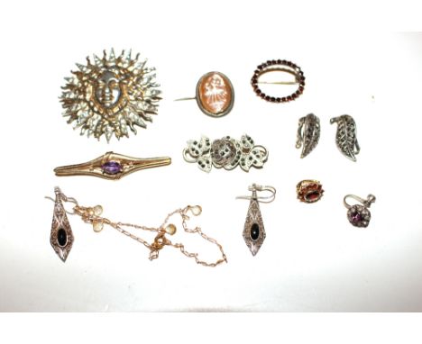 A trinket box containing 14ct gold amethyst set bar brooch, a cameo brooch, and other jewellery 