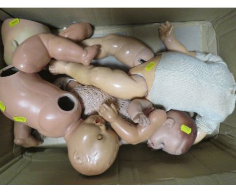 A tray of assorted vintage dolls A/F 