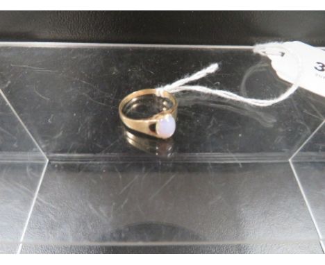 A hallmarked 9ct gold opal ring approx. weight 1.9g 