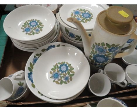 A tray of retro J &amp; G Meakin coffee and dinner ware 