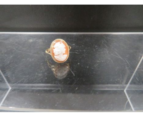 A hallmarked 9 carat gold cameo ring 