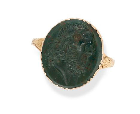 AN ANTIQUE BLOODSTONE INTAGLIO RING in yellow gold, set with an oval bloodstone intaglio depicting the profile of a classical
