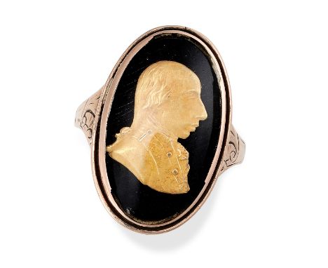 A FINE ANTIQUE PORTRAIT / SILHOUETTE MOURNING LOCKET RING, CIRCA 1800 in high carat yellow gold, the oval face with glass cov