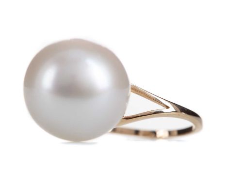 SOUTH SEA PEARL RING,in nine carat gold, size P 1/2, 8.2g