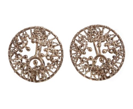 PAIR OF STUART DEVLIN 'PEOPLE' EARRINGS,of circular form with finely crafted individual figures, for non-pierced ears25mm dia