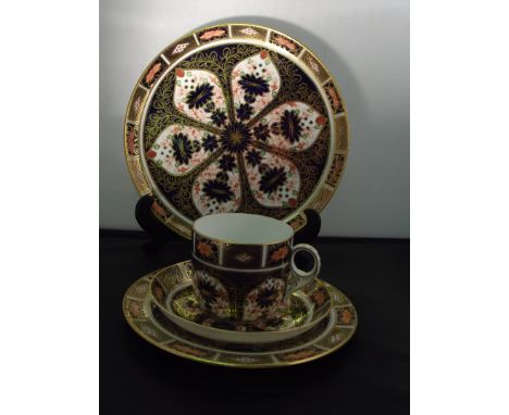 Royal Crown Derby Imari pattern, no 1128, eight cups, eight saucers, eight side plates, two large plates.