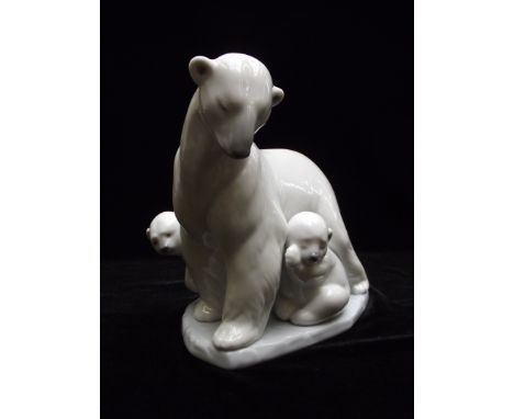 Lladro Polar bear group, bear with two cubs, 16cm in height (boxed)