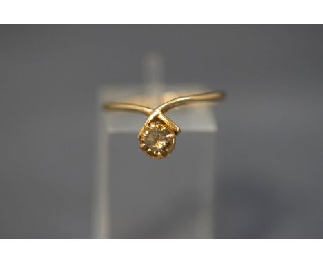 A gold and cognac diamond single stone ring, un-marked, the brilliant cut of approximately 0.6 carats, finger size O, 2.3 g g