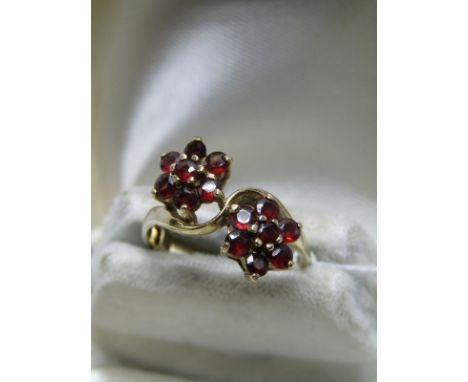 9ct YELLOW GOLD DOUBLE GARNET DAISY RING, size L 