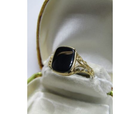 GENTLEMANS ONYX SET SIGNET RING, size W/X 