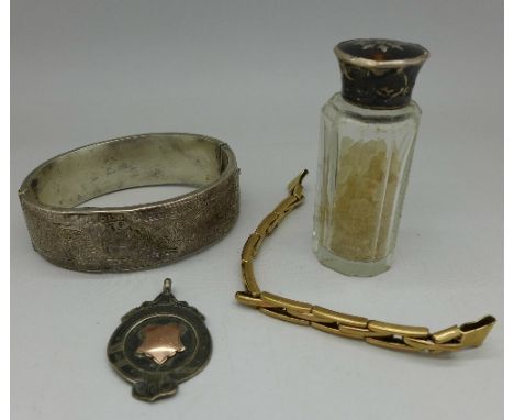 A 9ct gold expanding wristwatch bracelet strap, weight 5.4g, a silver bangle a/f, a silver and tortoiseshell topped salts jar